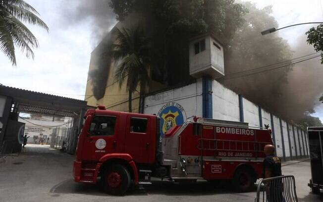 Incêndio atinge presídio no Rio