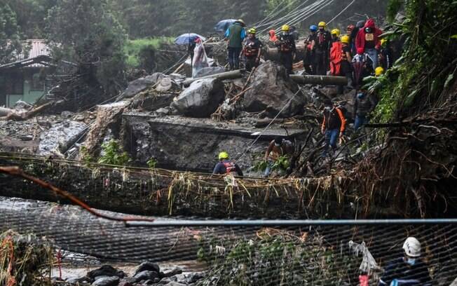 Membros da Cruz Vermelha tentam evacuar moradores de área atingida pelo ciclone Eta