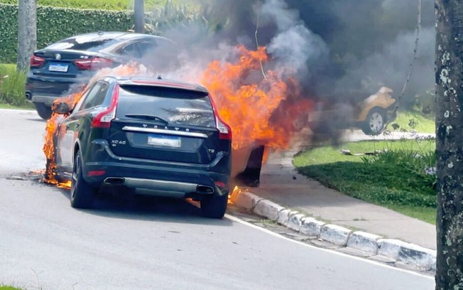 Alphaville: carro de luxo fica destruído após incêndio Alphaville: carro de luxo fica destruído após incêndio