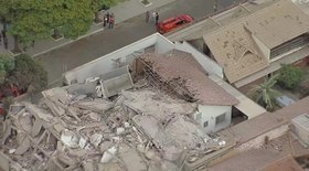 Prédio de 5 andares cai sobre casa e deixa um morto 