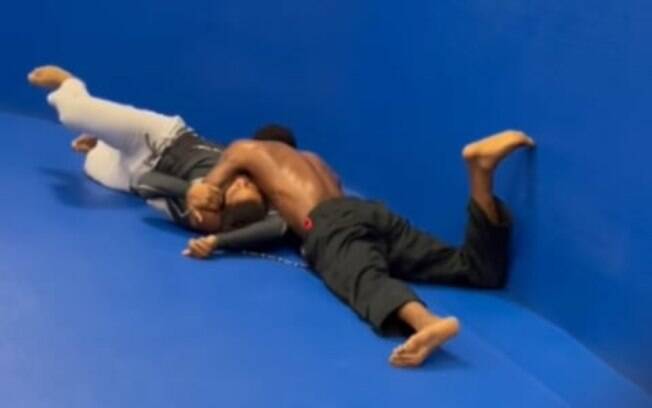 VÍDEO: Kevin Holland, do UFC, chama hater da internet para luta em tatame e o finaliza