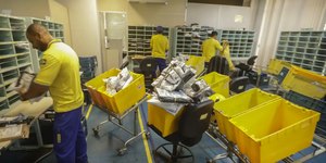 Correios aprovam plano com demissões e fechamento de agências