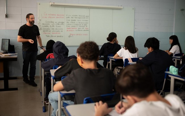 Estudantes de 15 anos no Brasil têm mais dificuldade em aplicar conhecimentos no dia a dia do que nos países da OCDE, diz estudo Estudantes de 15 anos no Brasil têm mais dificuldade em aplicar conhecimentos no dia a dia do que nos países da OCDE, diz estudo