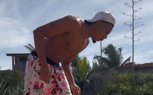 Paulo André retoma rotina de treinos e posta foto do filho na praia