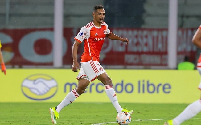 Mesmo atuando de maneira improvisada na zaga, Fernando é um dos principais jogadores do Internacional no início da temporada