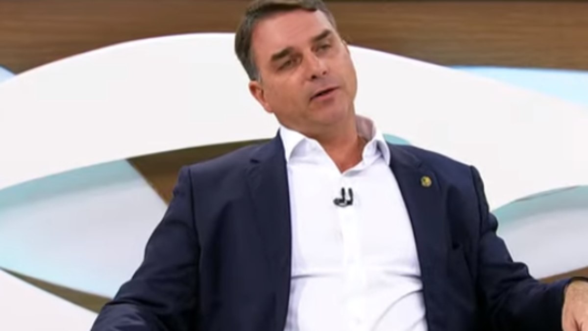 Flavio Bolsonaro foi o entrevistado do Roda Vida nesta segunda-feira (8)