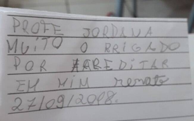 Aluno escreve bilhete para professora depois de uma atividade em sala: 