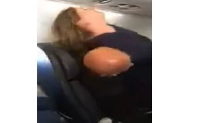 Um vídeo mostra alguns dos instantes de pânico dentro do avião, que fazia a rota entre São Francisco e Boise, nos EUA