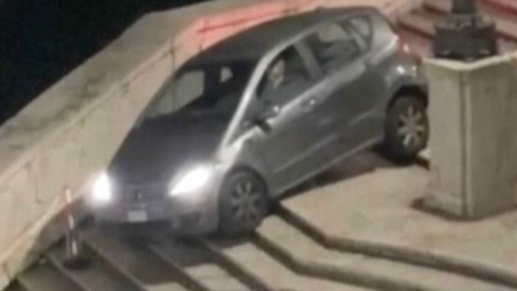 Carro%20fica%20preso%20ap%C3%B3s%20descer%20famosa%20escadaria%20em%20Roma