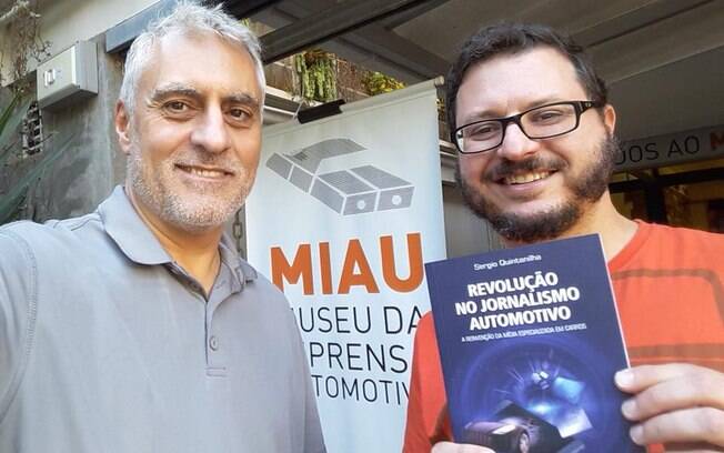 Sergio Quintanilha (à esquerda) presenteia Marcos Rozen, diretor do Museu da Imprensa Automotiva