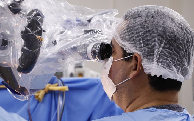 Hospital de Base realiza neurocirurgia de tumor com microscópio mais avançado do mundo Hospital de Base realiza neurocirurgia de tumor com microscópio mais avançado do mundo