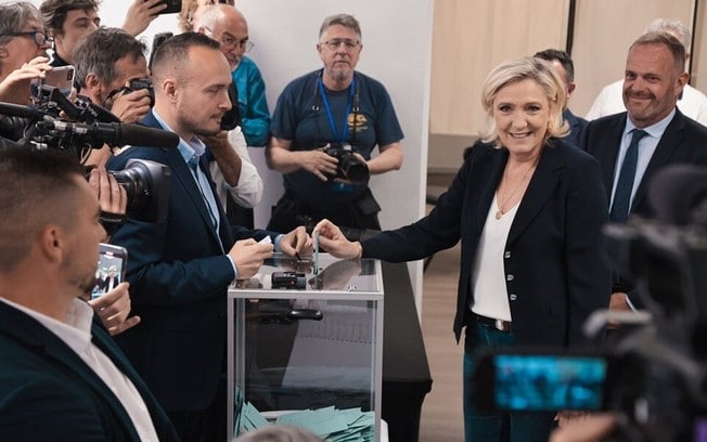 Líder da extrema-direita francesa celebra vitória sobre Emmanuel Macron