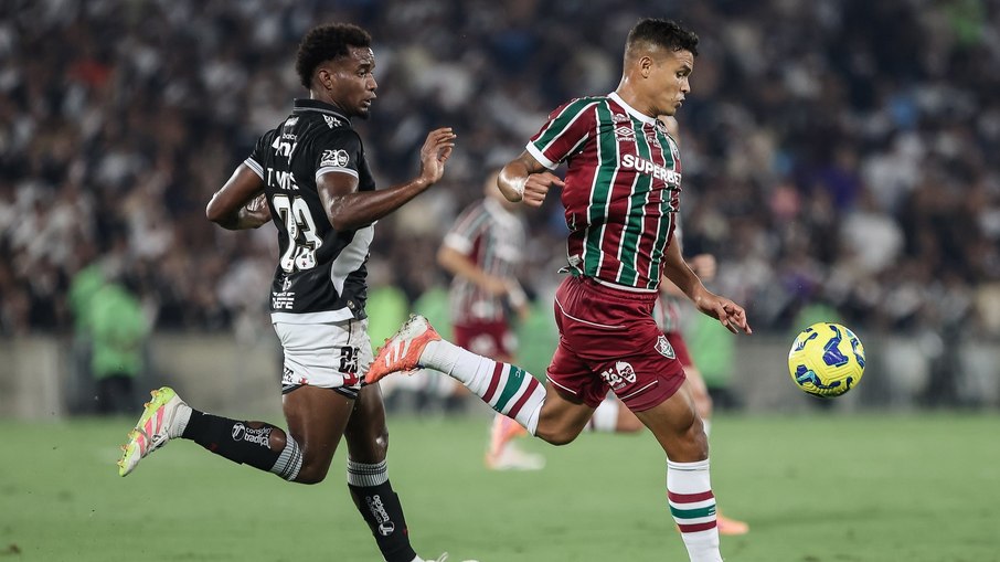 Vasco vira nos acréscimos e abre vantagem sobre o Fluminense