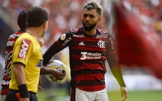 Felipe Neto provoca Gabigol e ironiza gesto do atacante após vitória do Botafogo sobre o Flamengo