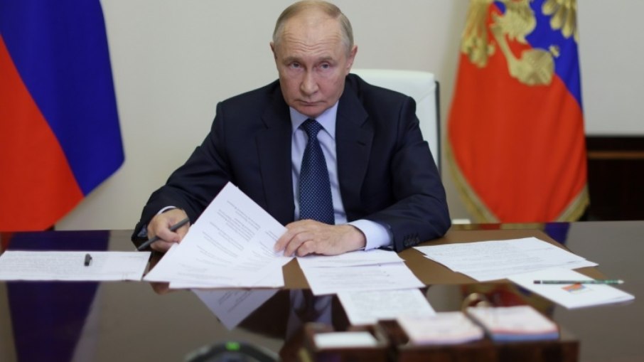 Presidente Vladimir Putin lidera uma reunião sobre a situação nas regiões russas de Belgorod, Kursk e Bryansk após a invasão das tropas ucranianas, em 22 de agosto de 2024, em sua residência em Novo-Ogaryovo, nos arredores de Moscou