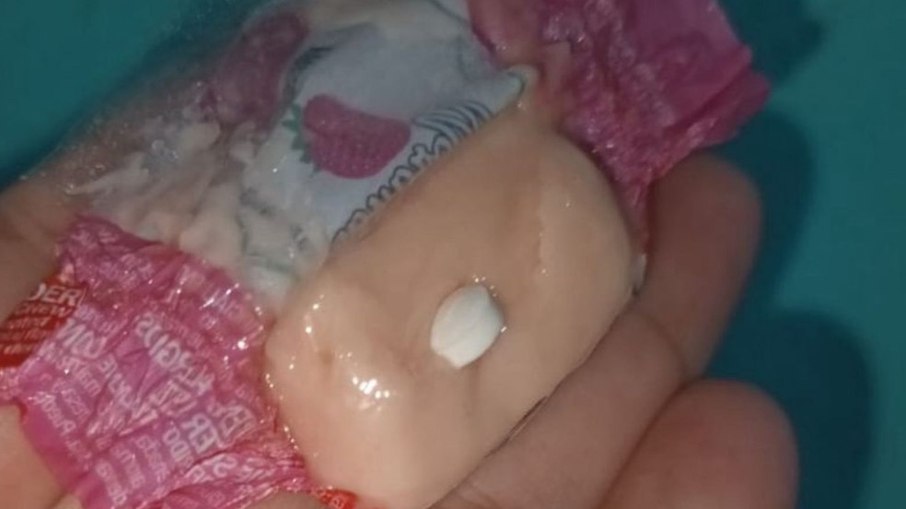 Suposto comprimido encontrado dentro de bala