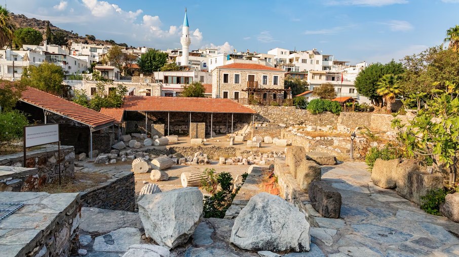 As ruínas do Mausoléu de Halicarnasso em Bodrum (Türkiye). As ruínas do Mausoléu de Halicarnasso em Bodrum (Türkiye).
