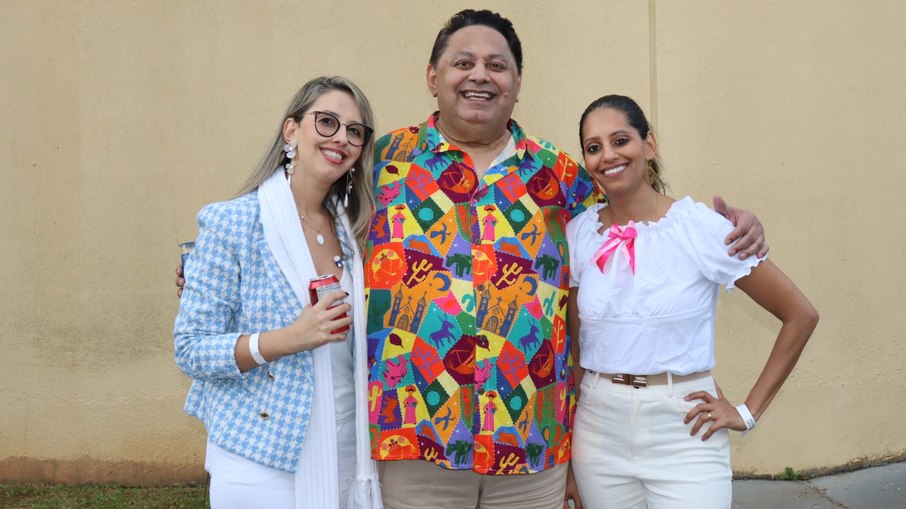 Enok com as filhas Cristina (à esquerda) e Dani (à direita)