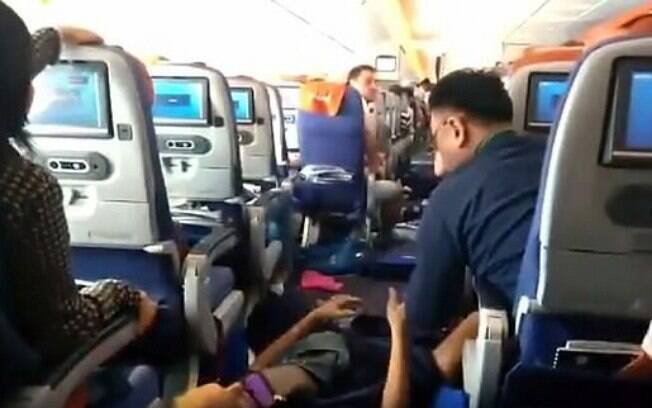 Passageiros foram jogados para fora dos assentos durante turbulência e ficaram deitados no corredor central da aeronave