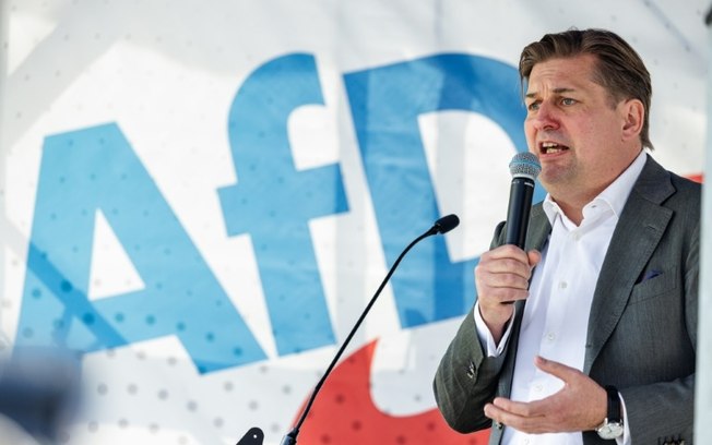 O candidato do partido de extrema-direita alemão AfD nas eleições europeias, Maximilian Krah, em um evento de campanha em Dresden, em 1º de maio de 2024