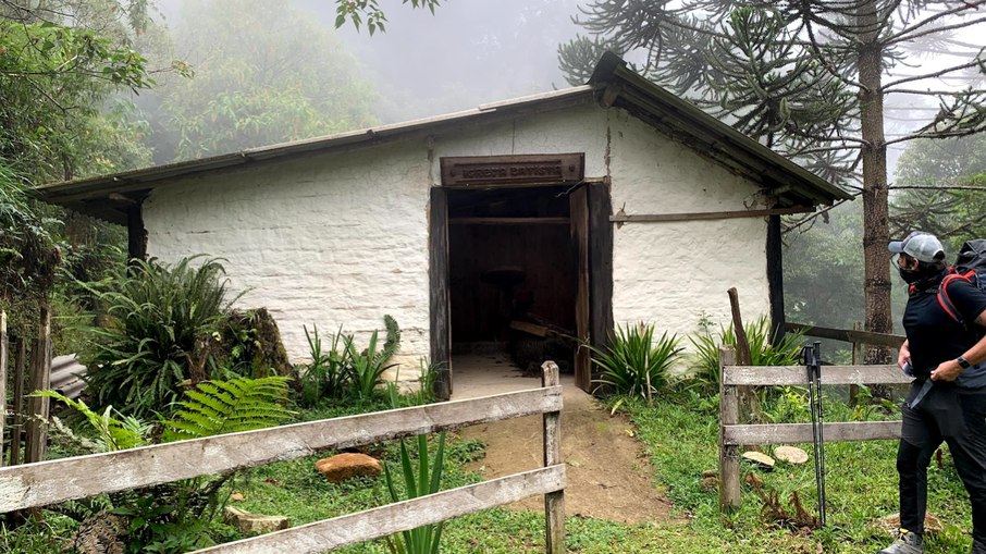 Antiga casa do Sr. Afonso Xavier, ponto de apoio no Pico dos Marins onde começaram as primeiras buscas por Marco Aurélio em 1985