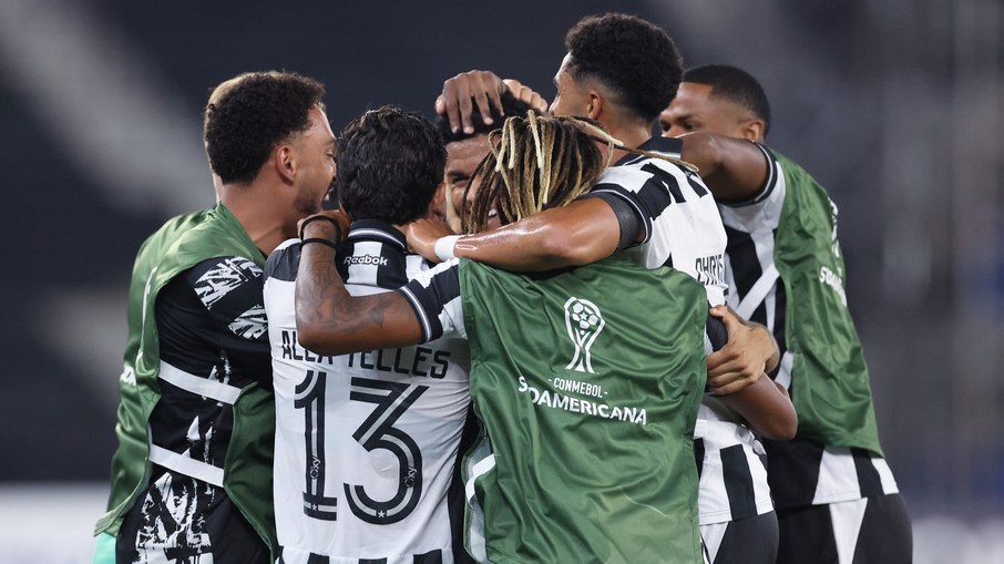 Com Danilo no banco, Botafogo vence e segue líder na Sula