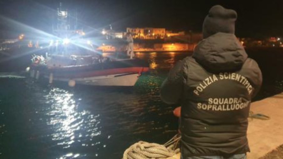 Policiais aguardam chegada de barco com 8 corpos em Lampedusa, sul da Itália