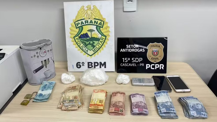 Polícia apreende drogas e dinheiro após criança levar cocaína para escola