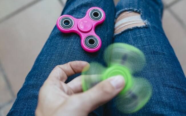 Hand spinner são brinquedos que giram facilmente nas mãos e fizeram sucesso no ano passado Hand spinner são brinquedos que giram facilmente nas mãos e fizeram sucesso no ano passado