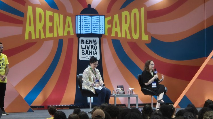 Julia Quinn de Bridgerton leva multidão de fãs para Bienal Bahia