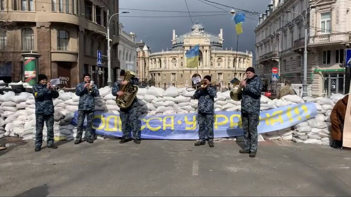 Soldados tocando 'Don’t Worry, Be Happy', de Bobby McFerrin, em frente a barricadas que protegem a Ópera de Odessa