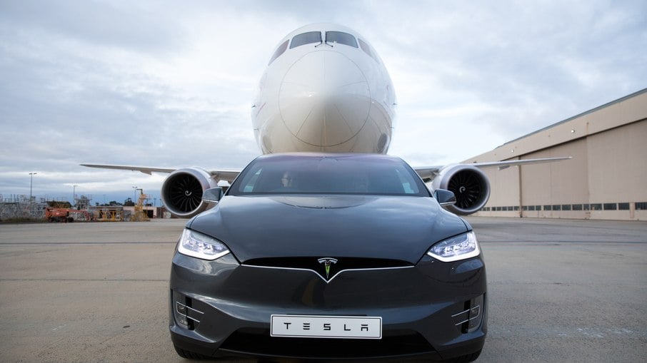 Tesla Model X reboca Boeing 787 Tesla Model X reboca Boeing 787
