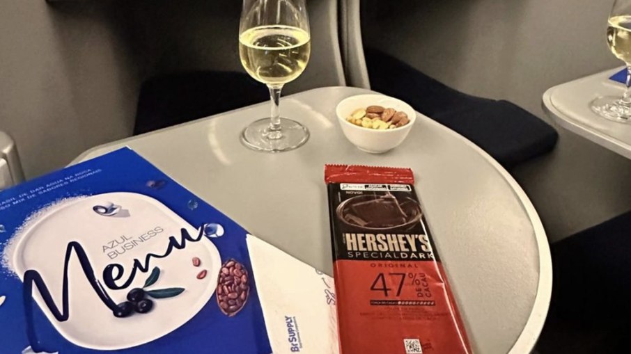 Azul e Hershey’s distribuem 15 mil barras de chocolate em voos internacionais