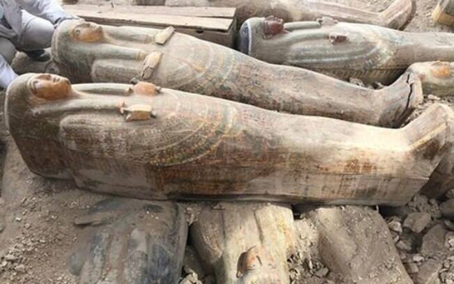 Imagens dos sarcófagos foram divulgadas pelo Ministério de Antiguidades