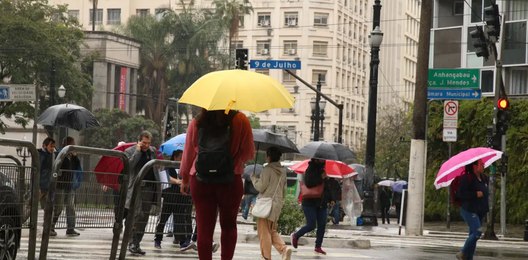 Nova frente fria faz temperatura cair e traz mais chuva ao país