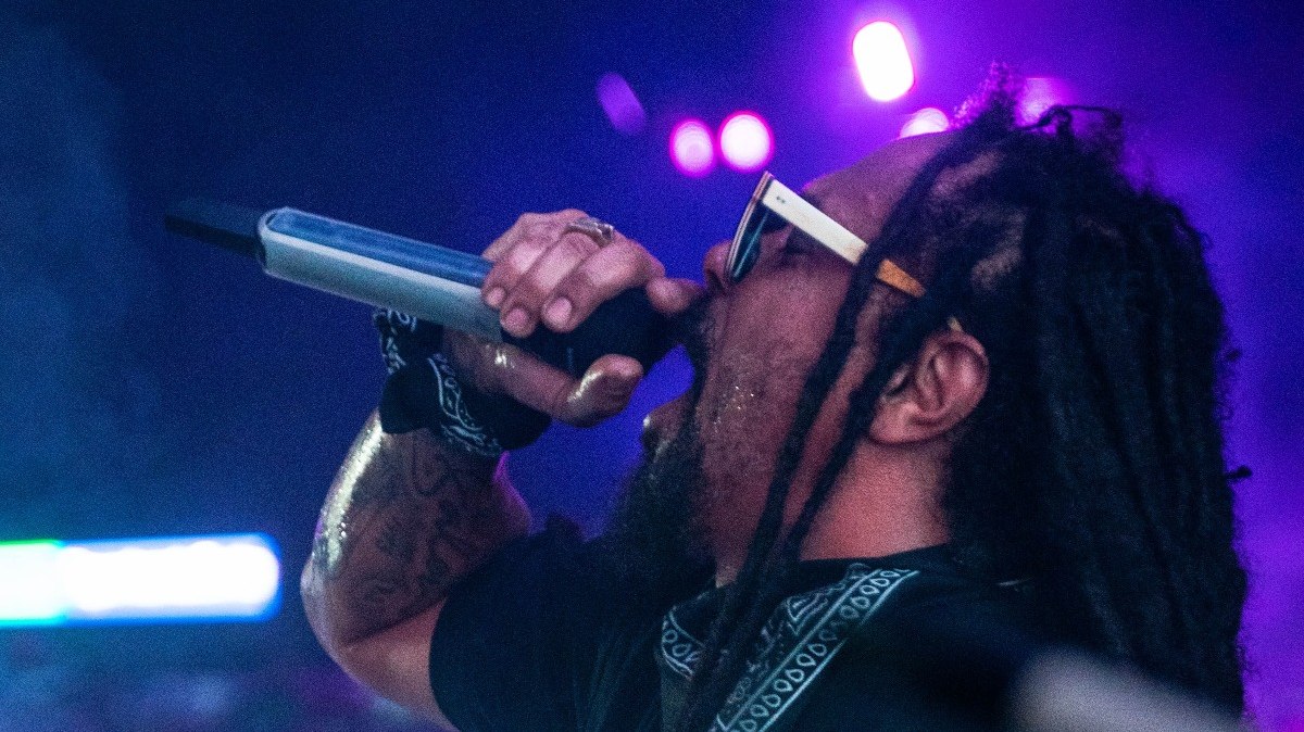 Cantor é conhecido como um ícone da música alternativa brasileira
