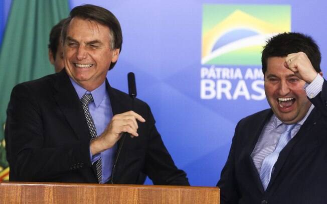 O presidente Jair Bolsonaro, e o deputado federal Jerônimo Goergen, participam da Solenidade de Sanção do Projeto de Lei de Conversão 21/2019 (MP da Liberdade Econômica)