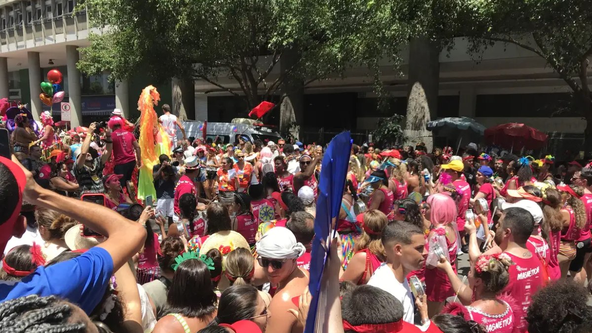 Carnaval cai em março neste próximo ano