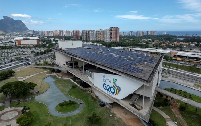 Vista aérea de uma placa da Cúpula do G20 na Cidade das Artes, centro cultural na Barra da Tijuca, Rio de Janeiro, em 6 de novembro de 2024