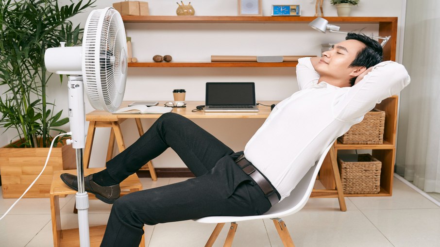 Homem em frente ao ventilador