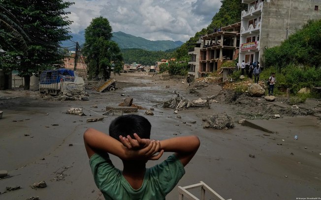 Moradores das áreas afetadas relataram à DW que muitas aldeias estão isoladas e sem comunicação com a capital, Katmandu