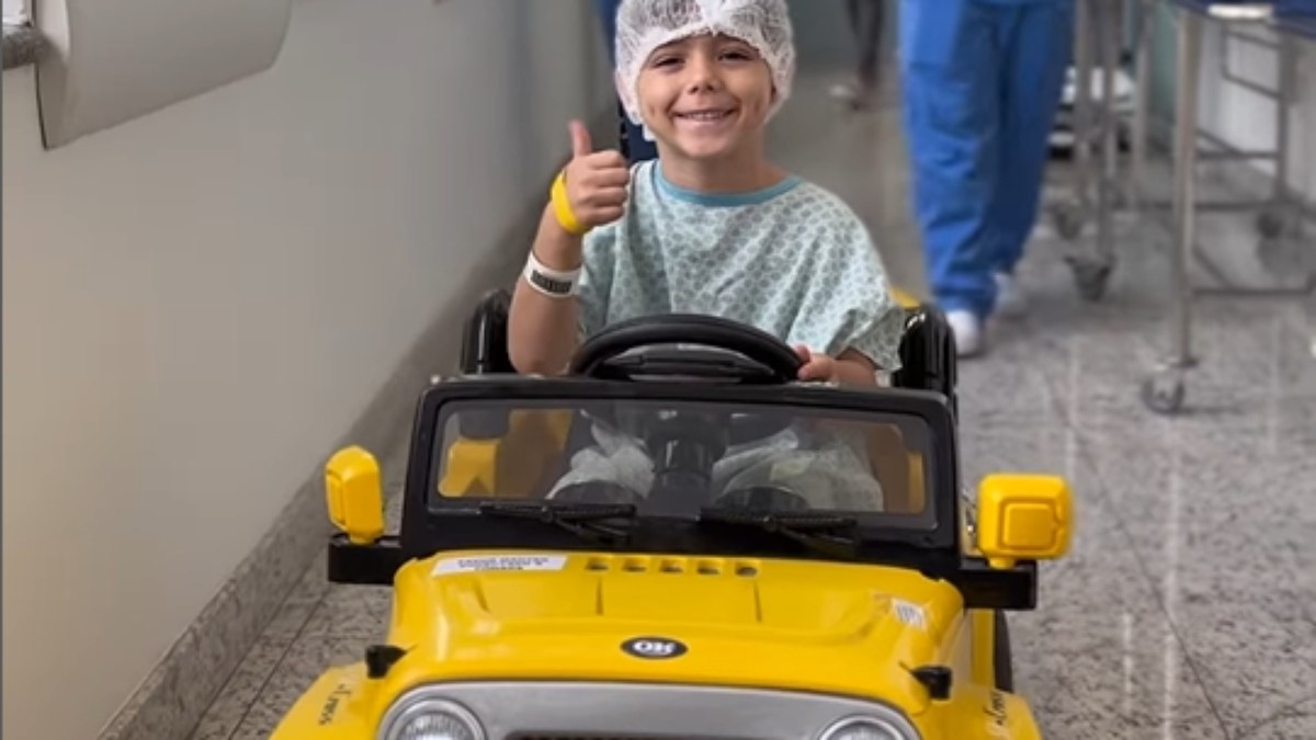 Ricco, de 4 anos, passou pela experiência de dirigir o carro Ricco, de 4 anos, passou pela experiência de dirigir o carro