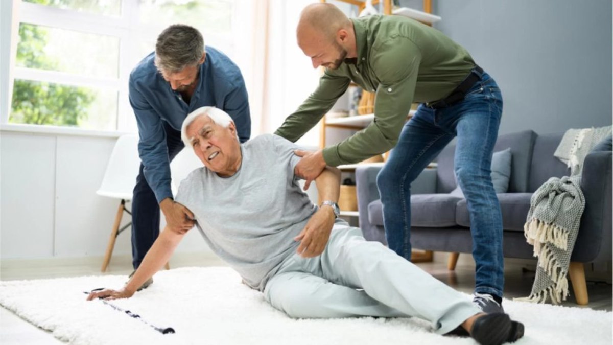 Após uma queda, é perigoso tentar levantar ou mover a pessoa Após uma queda, é perigoso tentar levantar ou mover a pessoa