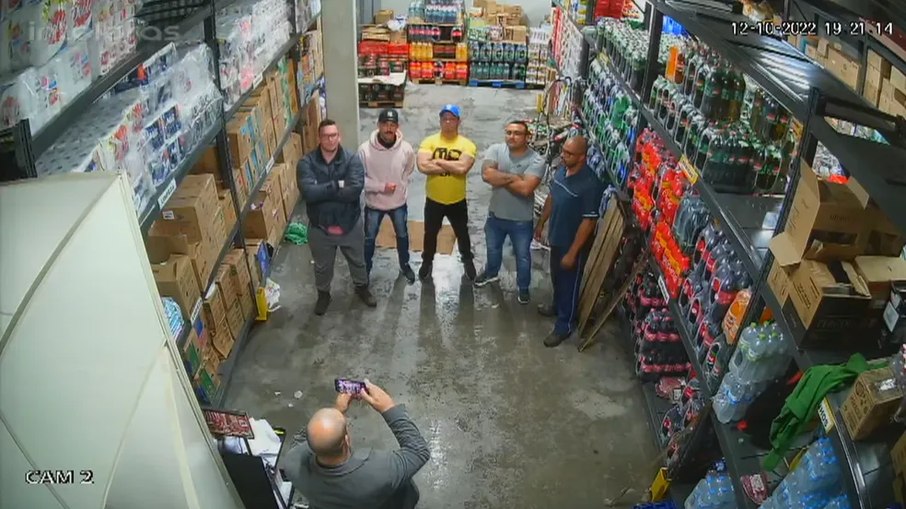 Homens posam para foto depois de torturem duas pessoas em supermercado em Canoas, no RS