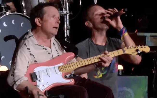 Michael J. Fox toca guitarra em show de Coldplay