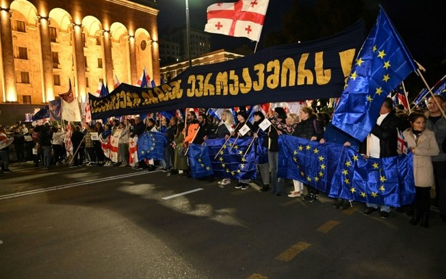 Manifestação pró-europeia em Tbilisi, Geórgia, em 20 de outubro de 2024