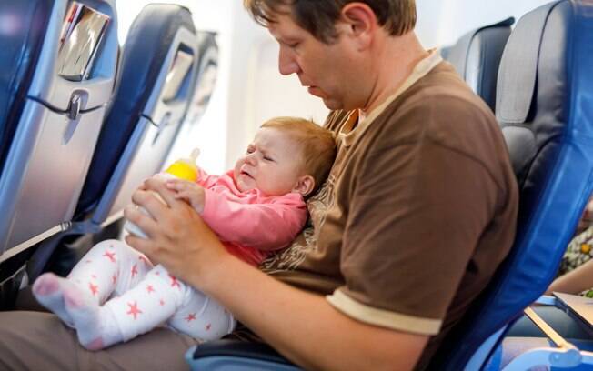 Bebê chorando muito na viagem de avião? Confira algumas dicas que ajudam a acalmá-lo e, dessa forma, acabar com o choro