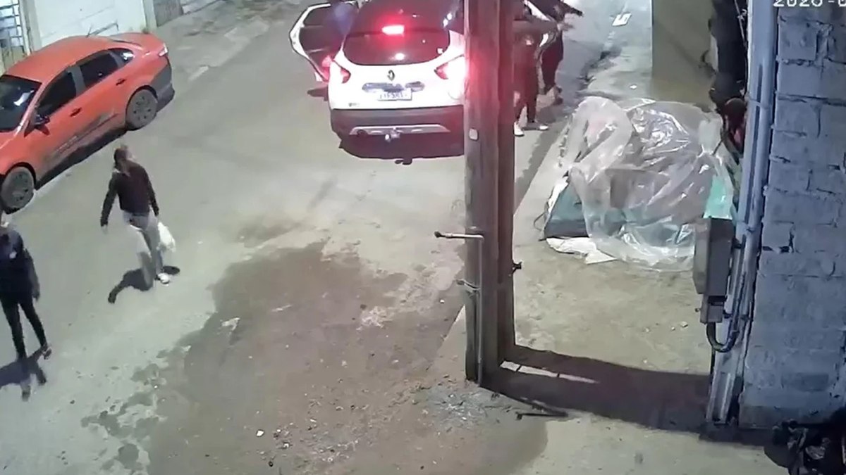 Criminosos desembarcaram de carro e efetuaram disparos