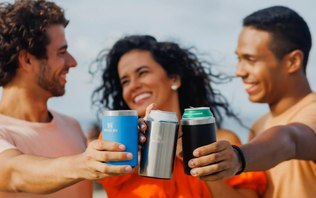 Copo Stanley queridinho do Carnaval aparece por menos de R$ 100 Copo Stanley queridinho do Carnaval aparece por menos de R$ 100