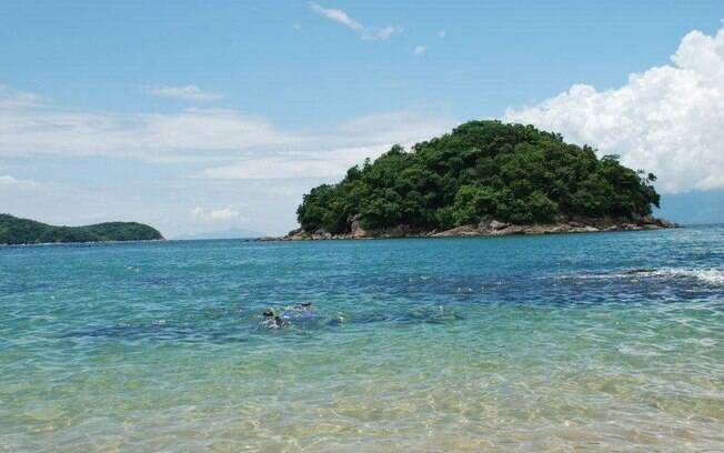A ilha próxima à praia da Cocanha dá o charme ao cenário de mar com águas cristalinas
